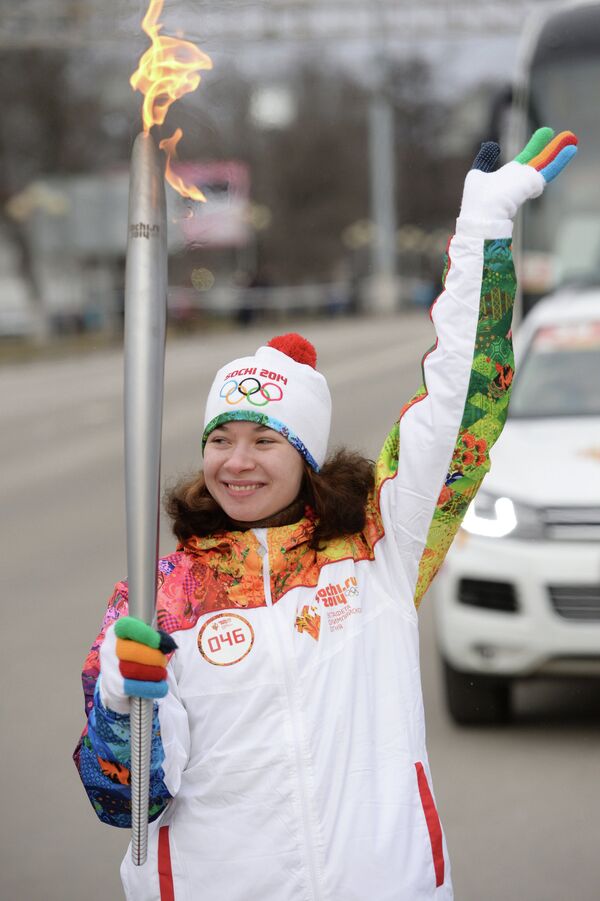 Факелоносец Кристина Пантюхина во время эстафеты олимпийского огня в Белгороде
