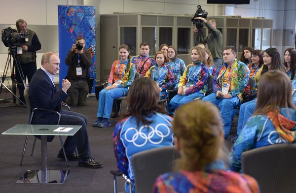 Президент России Владимир Путин (слева) во время встречи с волонтерами