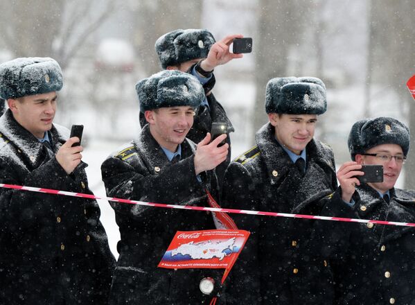 Зрители во время эстафеты Олимпийского огня в Воронеже.
