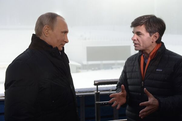 Владимир Путин (слева) во время интервью российским и иностранным СМИ