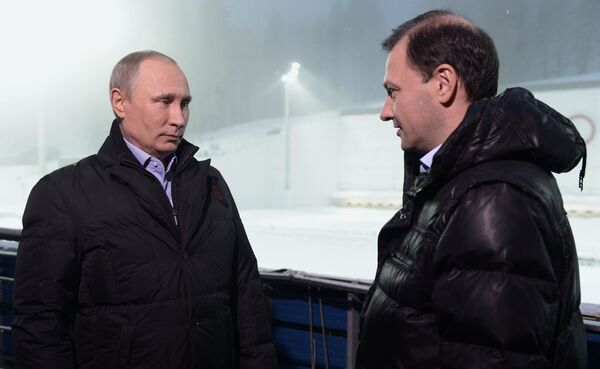 Владимир Путин (слева) во время интервью российским и иностранным СМИ