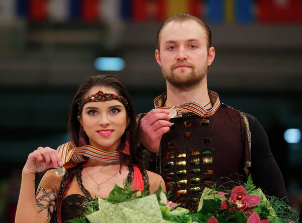 Бронзовые медалисты чемпионата Европы по фигурному катанию - Вера Базарова и Юрий Ларионов