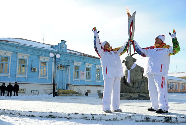 Факелоносцы Тамара Горнякова (слева) во время эстафеты олимпийского огня в Урюпинске