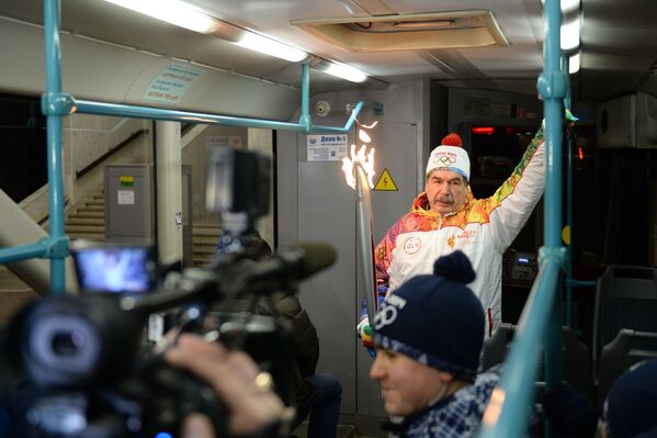 Факелоносец Михаил Кириченко в вагоне поезда во время эстафеты олимпийского огня в Волгограде