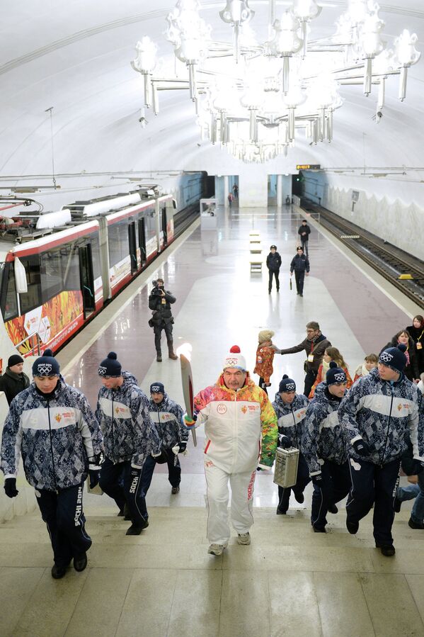 Факелоносец Михаил Кириченко (в центре) на станции метро Профсоюзная во время эстафеты олимпийского огня в Волгограде