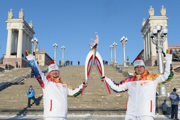 Факелоносцы Иван Косолапов (слева) и Михаил Малюга во время эстафеты олимпийского огня в Волгограде
