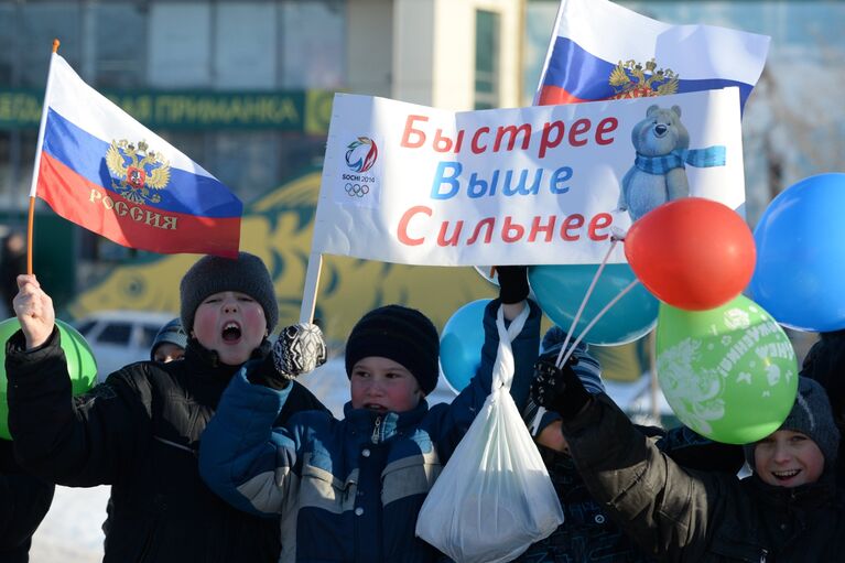 Зрители во время эстафеты олимпийского огня в Волгограде