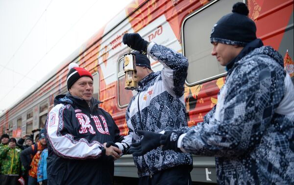 Губернатор Ростовской области Василий Голубев (слева) на торжественной церемонии встречи Олимпийского огня на железнодорожном вокзале в Новочеркасске.