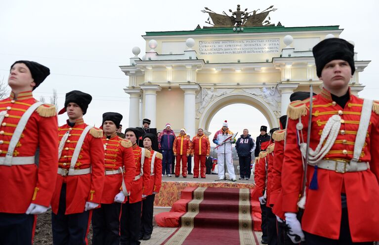 Факелоносец Анатолий Носырев (в центре на дальнем плане) во время эстафеты Олимпийского огня в Новочеркасске. Факелоносец Анатолий Носырев (в центре на дальнем плане) во время эстафеты Олимпийского огня в Новочеркасске.