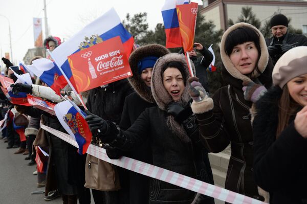 Зрители следят за ходом эстафеты олимпийского огня в Новочеркасске