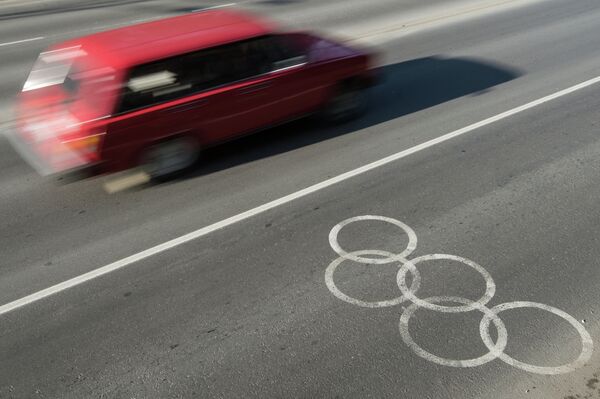 Разметка на выделенных полосах для олимпийского автотранспорта в Сочи