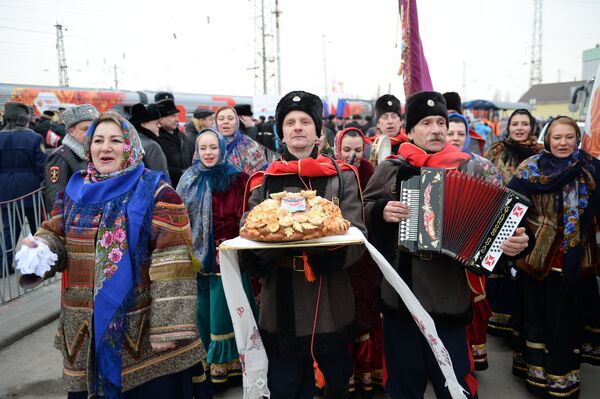 Торжественная церемония встречи олимпийского огня на железнодорожном вокзале в Новочеркасске