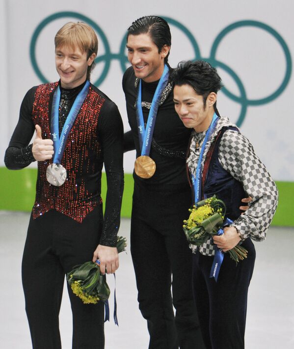 Евгений Плющенко (Россия, серебро), Эван Лайсачек (США, золото), Дайсуке Такахаси (Япония, бронза) во время церемонии награждения. Ванкувер-2010