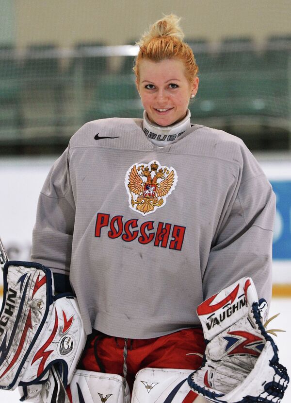 Вратарь Анна Пругова во время тренировки женской сборной по хоккею
