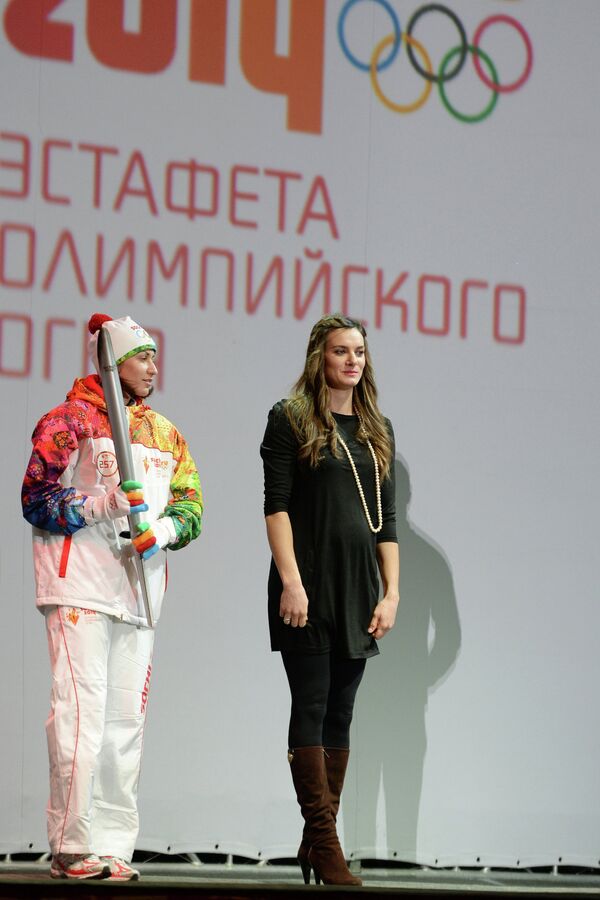 Татьяна Лебедева (слева) и Елена Исинбаева во время эстафеты олимпийского огня в Волгограде