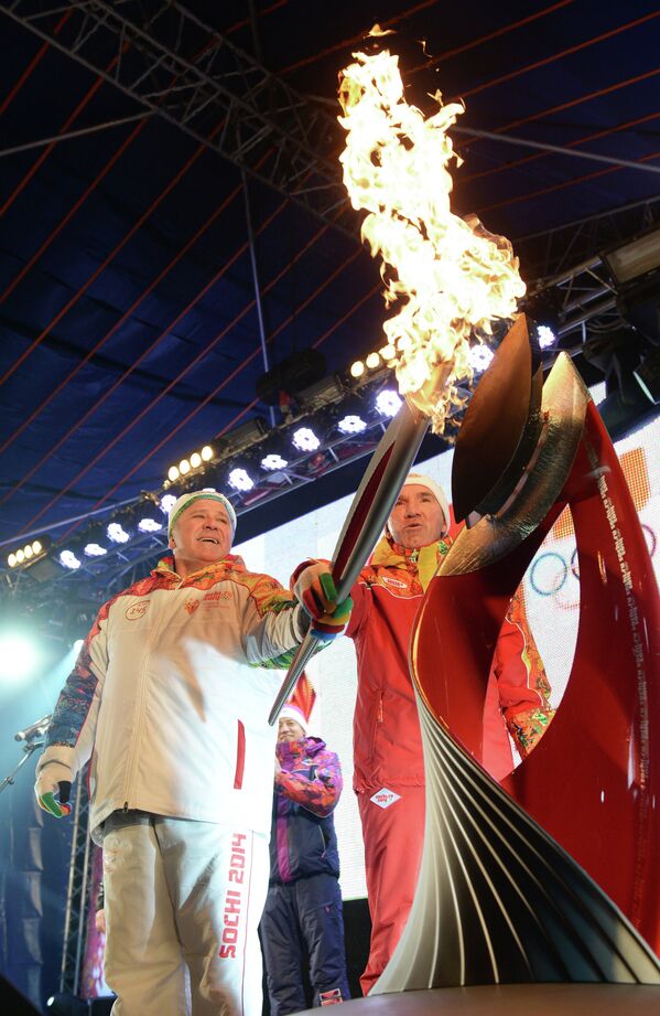 Заслуженный мастер спорта СССР по тяжёлой атлетике Геннадий Бессонов (слева) на церемонии зажжения чаши олимпийского огня в городе Шахты