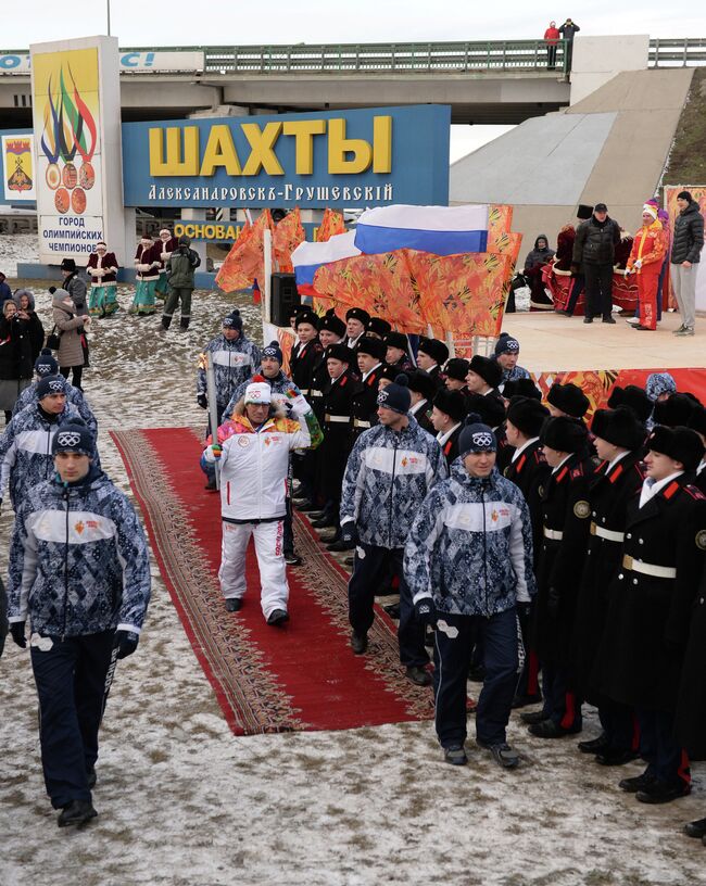 Факелоносец Давыд Ригерт во время эстафеты олимпийского огня в городе Шахты