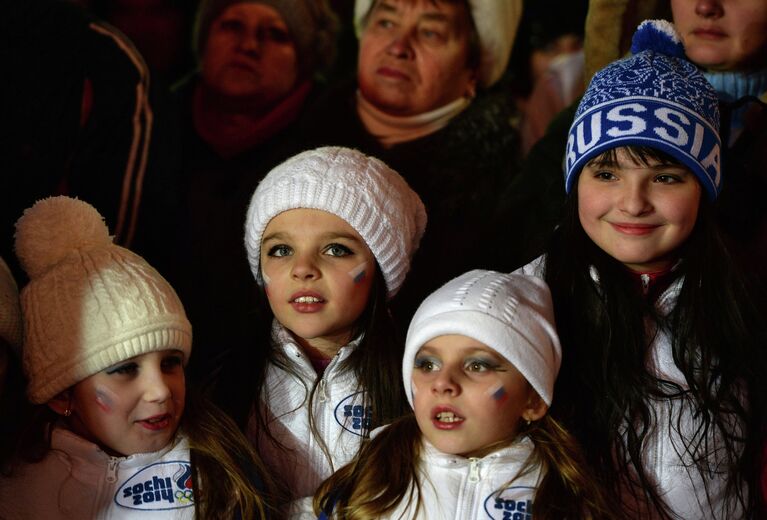 Зрители следят за ходом эстафеты олимпийского огня в городе Шахты Зрители следят за ходом эстафеты олимпийского огня в городе Шахты