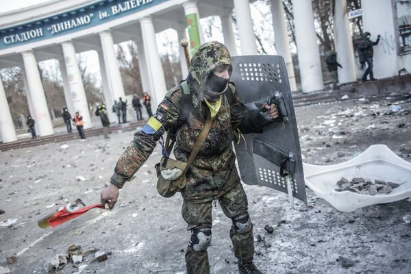 Столкновения между протестующими и сотрудниками правоохранительных органов у стадиона Динамо в Киеве