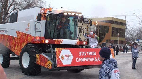 Факел с олимпийским огнем провезли на комбайне в Ростове-на-Дону