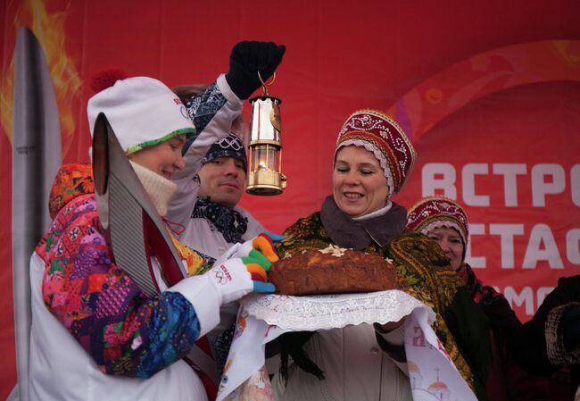 Факелоносец Андросова Татьяна во время эстафеты олимпийского огня в Ростове-на-Дону