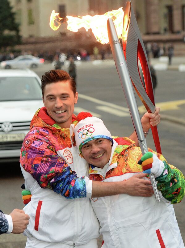 Певец Дима Билан (слева) и боксер Костя Цзю во время эстафеты олимпийского огня в Москве