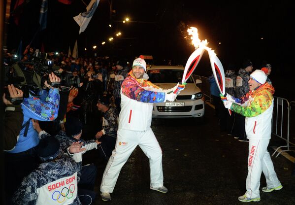 Телеведущий Иван Ургант (в центре) во время эстафеты олимпийского огня в Москве