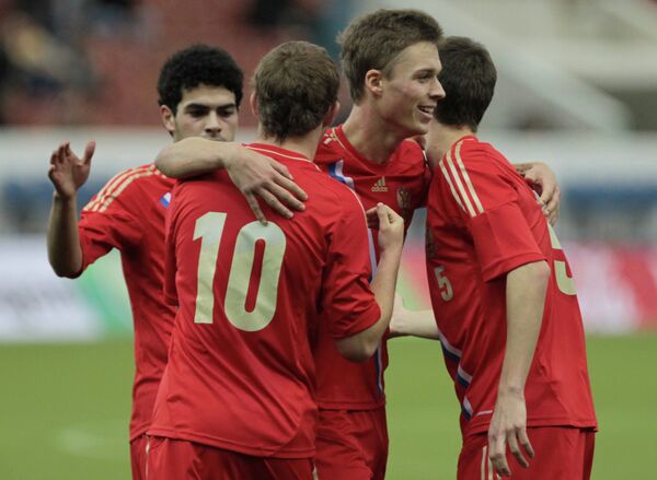 Футболисты молодежной сборной России радуются забитому мячу