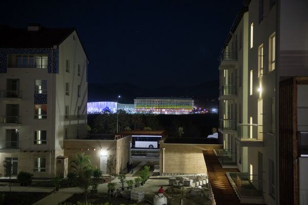 Вид из Олимпийской деревни на гостиницу для журналистов и главный медиа-центр в Имеретинской долине