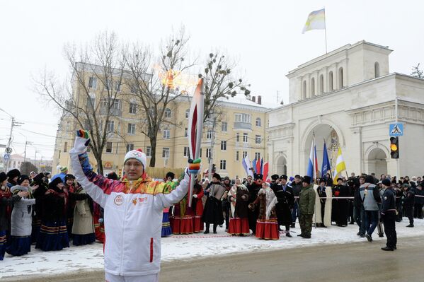 Факелоносец Георгий Губанов во время эстафеты олимпийского огня на проспекте К.Маркса в Ставрополе