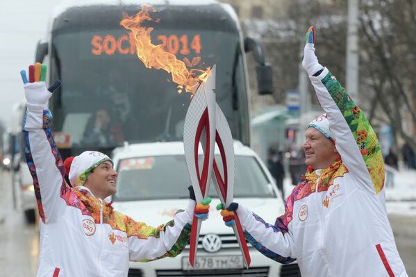 Факелоносцы Даниэль Арруда (слева) и Дуэйн Кэнфилд во время эстафеты олимпийского огня в Ставрополе