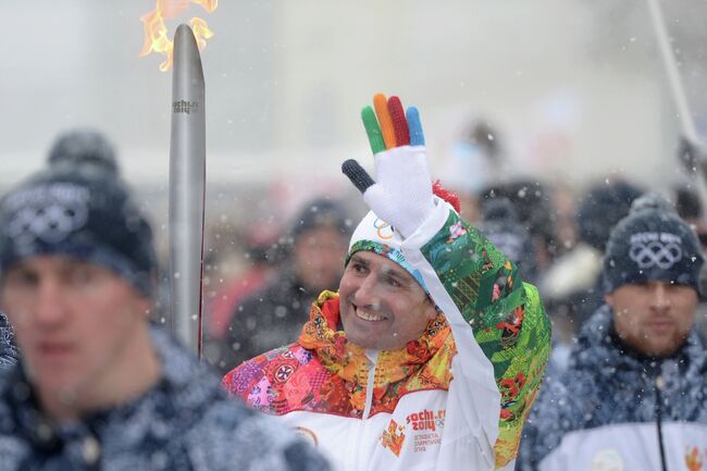 Олимпийский чемпион 2000 года по гандболу, чемпион Европы и мира Игорь Лавров во время эстафеты олимпийского огня в Ставрополе