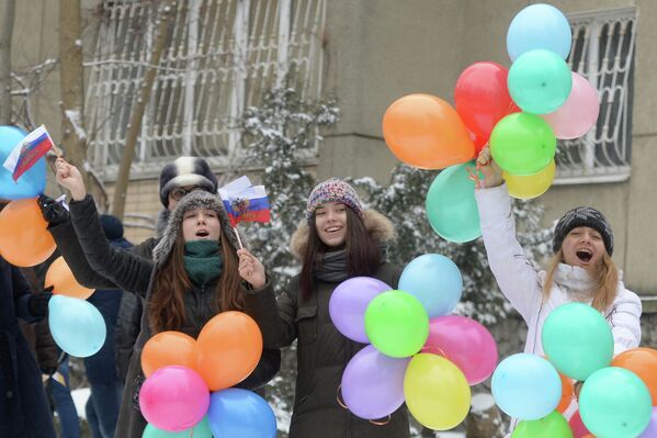 Жители Ставрополя приветствуют участников эстафеты олимпийского огня