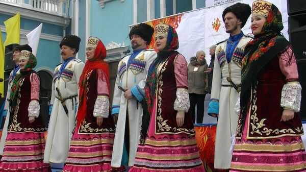 Ставропольцы встретили огонь ОИ-2014 казачьими песнями и народными танцами
