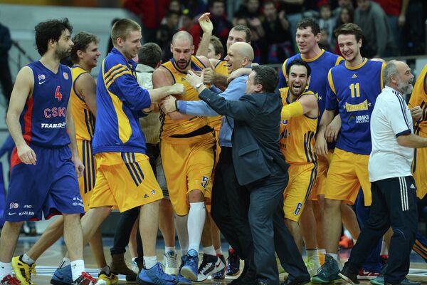 Баскетболисты Химок радуются победе над ЦСКА