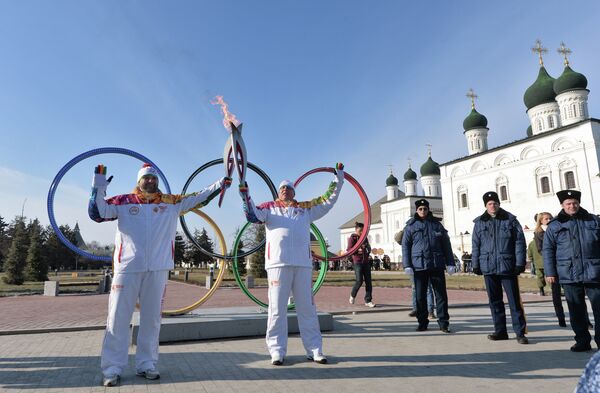 Факелоносцы Александр Горбатиков (слева) и Вадим Исаев во время эстафеты олимпийского огня в Астрахани
