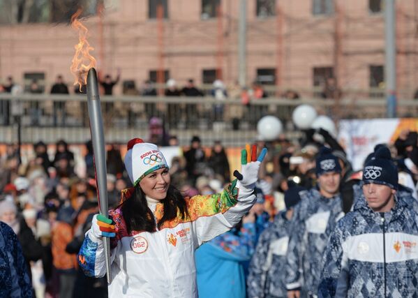 Актриса Анастасия Заворотнюк во время эстафеты олимпийского огня в Астрахани