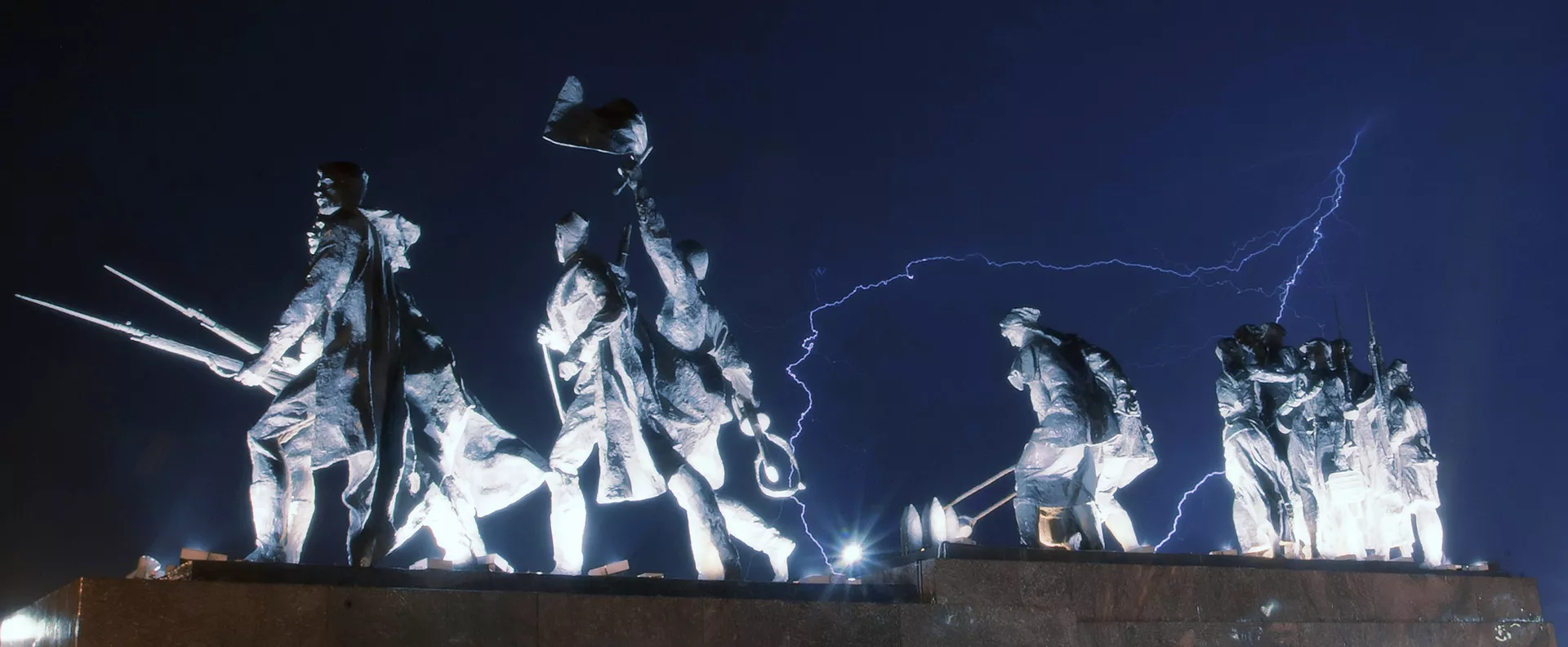 勝利広場にあるレニングラードの英雄的な守備者の記念碑。 - RIA ノーボスチ、1920 年、2024 年 5 月 3 日