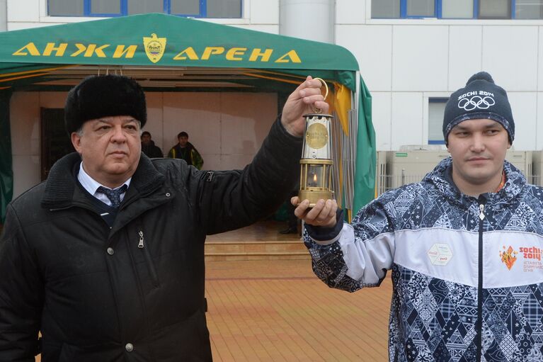 Встреча олимпийского огня на стадионе Анжи-Арена в Каспийске.