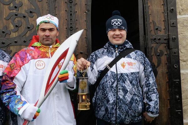 Олимпийский чемпион по боксу, серебряный призер Чемпионата мира Рахим Чахкиев (слева) во время эстафеты олимпийского огня в Магасе