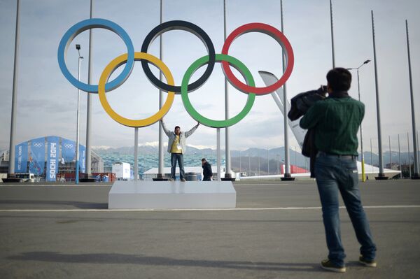 Журналисты фотографируются в Олимпийском парке в Сочи