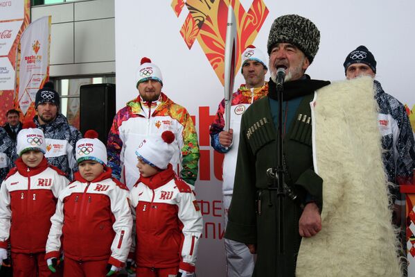 Рамзан Кадыров (второй слева) и Бувайсар Сатиев (третий справа)