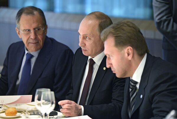 Владимир Путин (в центре), Сергей Лавров (слева) и Игорь Шувалов