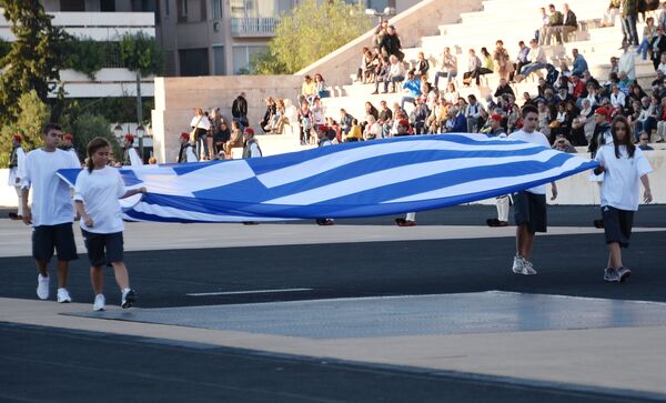 Вынос флага Греческой Республики во время церемонии передачи Олимпийского огня Оргкомитету XXII Олимпийских зимних игр Сочи 2014