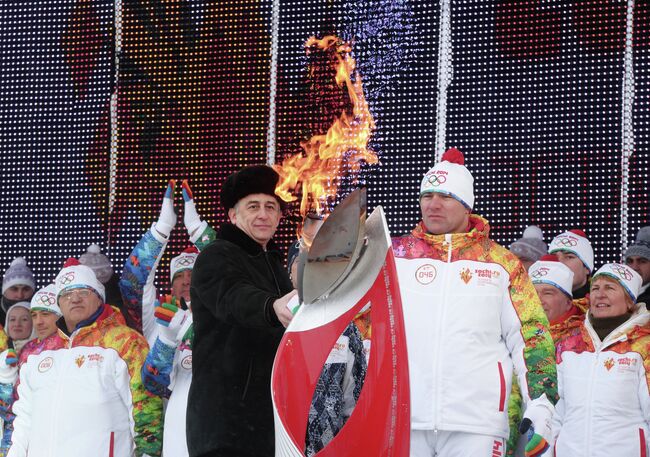 Временно исполняющий обязанности главы Кабардино-Балкарской Республики Юрий Коков (слева) и Олимпийский чемпион, заслуженный мастер спорта России по греко-римской борьбе Асланбек Хуштов