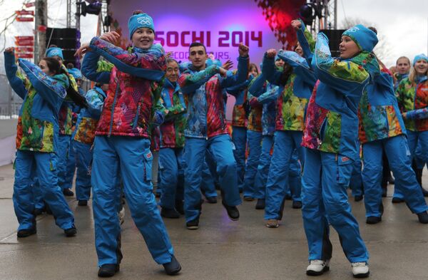 Волонтеры выступают на церемонии открытия главной Олимпийской деревни в горном кластере XXII Олимпийских зимних игр в Красной Поляне