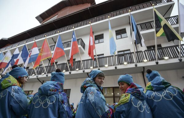Волонтеры на церемонии открытия главной Олимпийской деревни в горном кластере XXII Олимпийских зимних игр в Красной Поляне