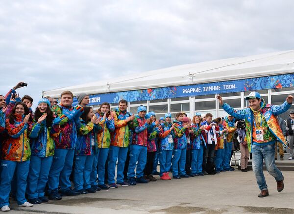 Волонтеры на церемонии открытия олимпийской деревни в прибрежном кластере XXII Олимпийских зимних игр в Сочи