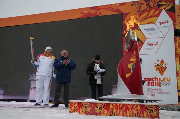 Глава Республики Северная Осетия-Алания Таймураз Мамсуров и олимпийский чемпион по вольной борьбе Артур Таймазов