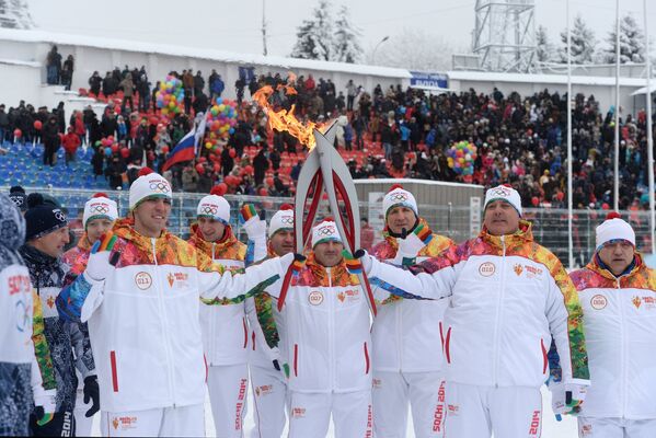 Факелоносцы Алим Хульчаев (слева, на первом плане) и Юрий Апанасов (справа, на первом плане) во время эстафеты олимпийского огня в Нальчике